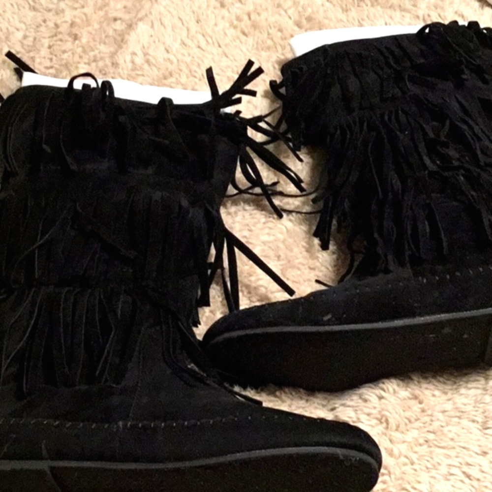 Blk moccasin like boot, size 6, fringes